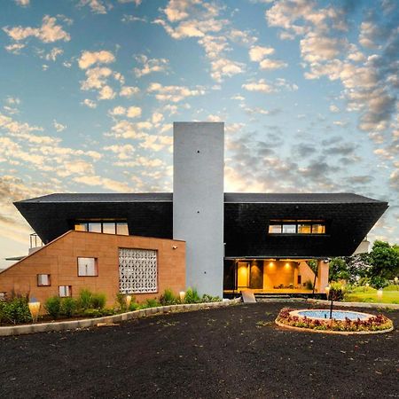 Pearl Lakeview Mansion By Stayvista - Lakeside Villa With Infinity Pool, Jacuzzi, In-House Theatre & Games Room Igatpuri Esterno foto