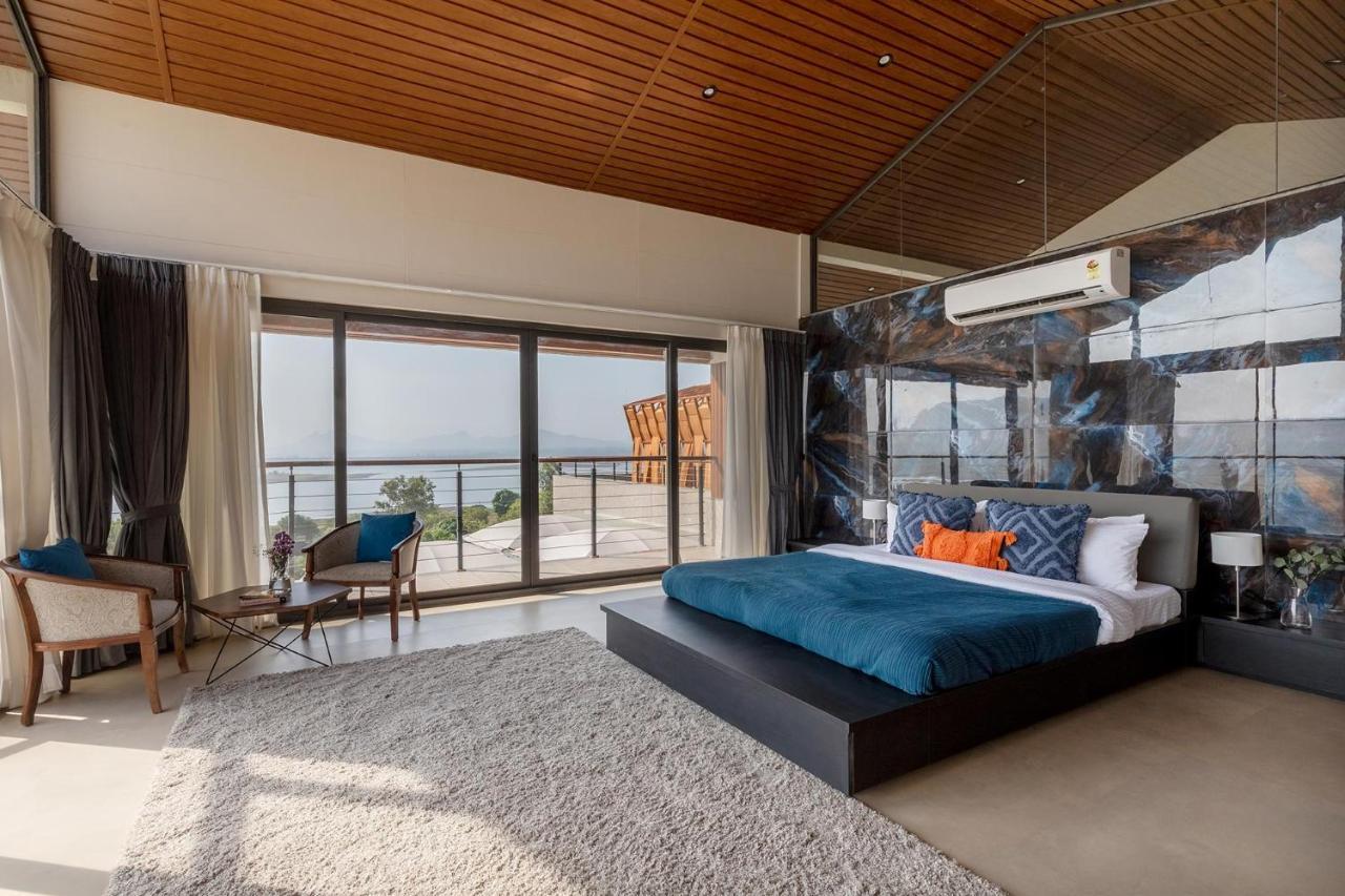 Pearl Lakeview Mansion By Stayvista - Lakeside Villa With Infinity Pool, Jacuzzi, In-House Theatre & Games Room Igatpuri Esterno foto