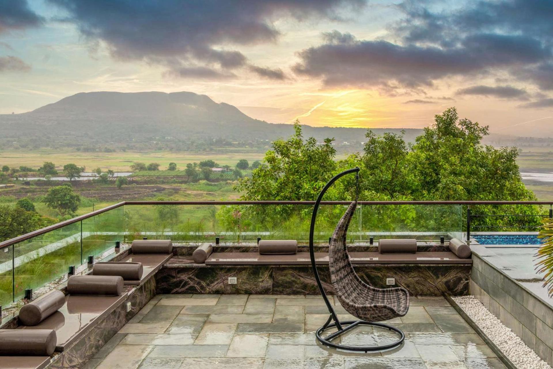 Pearl Lakeview Mansion By Stayvista - Lakeside Villa With Infinity Pool, Jacuzzi, In-House Theatre & Games Room Igatpuri Esterno foto