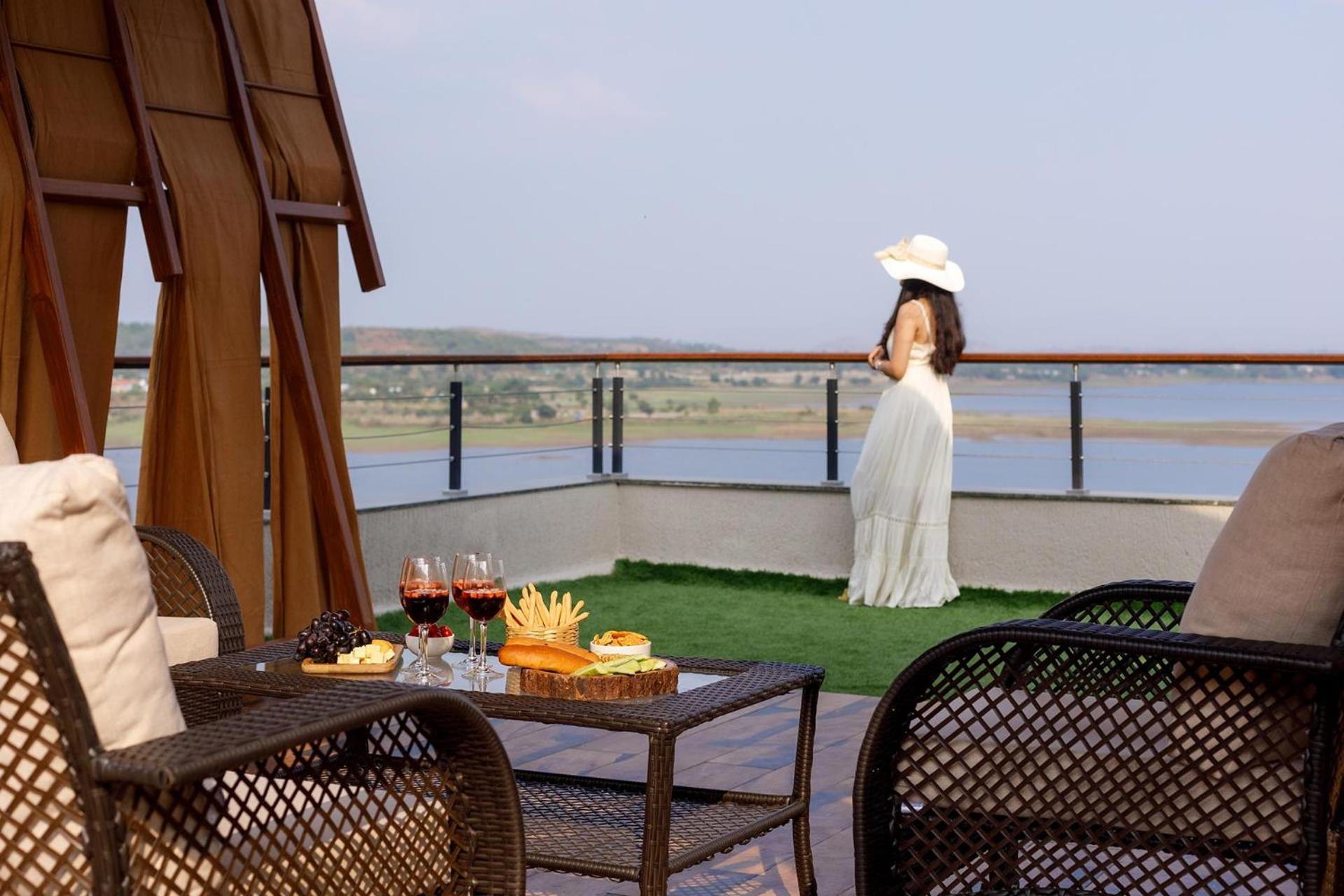 Pearl Lakeview Mansion By Stayvista - Lakeside Villa With Infinity Pool, Jacuzzi, In-House Theatre & Games Room Igatpuri Esterno foto