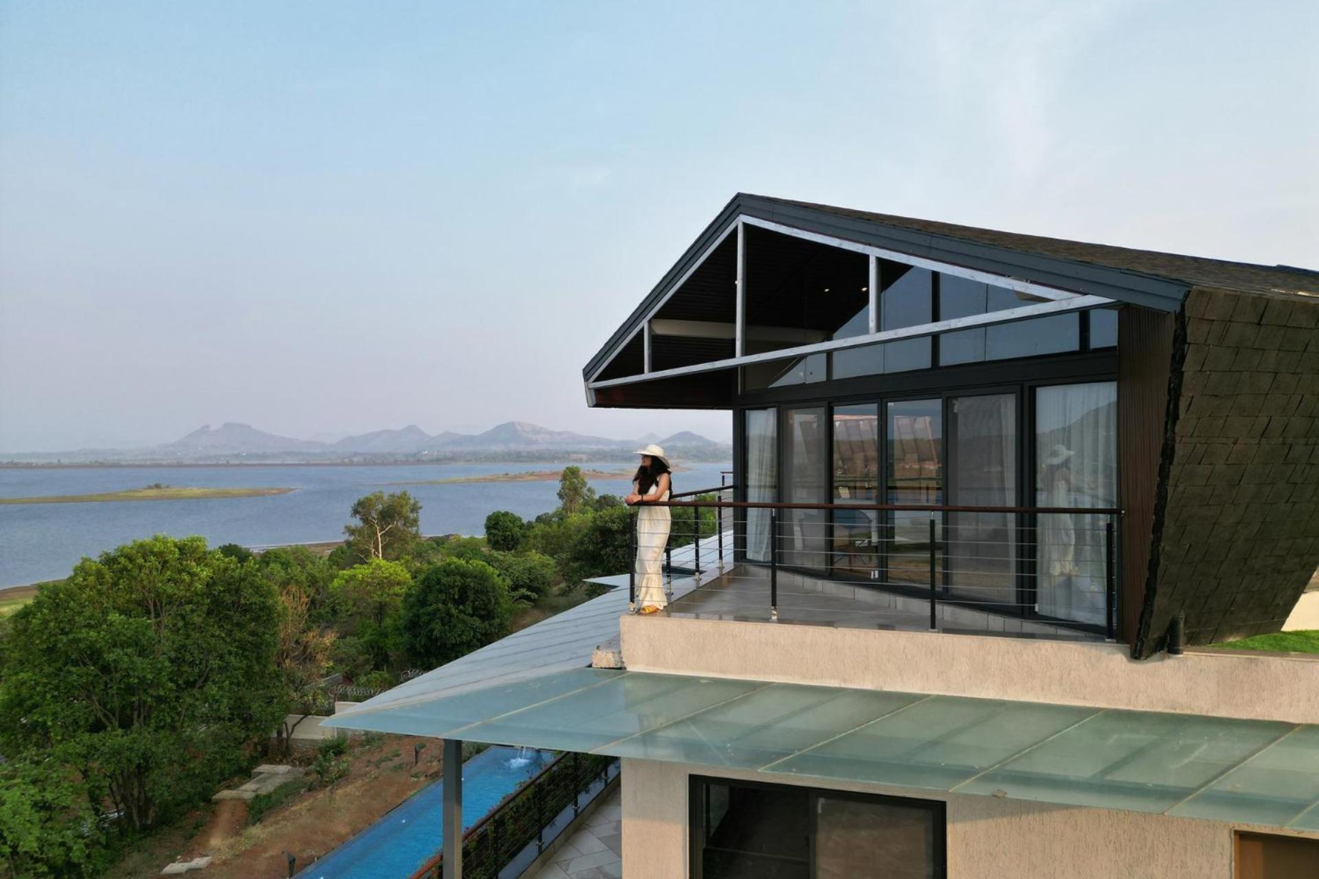 Pearl Lakeview Mansion By Stayvista - Lakeside Villa With Infinity Pool, Jacuzzi, In-House Theatre & Games Room Igatpuri Esterno foto